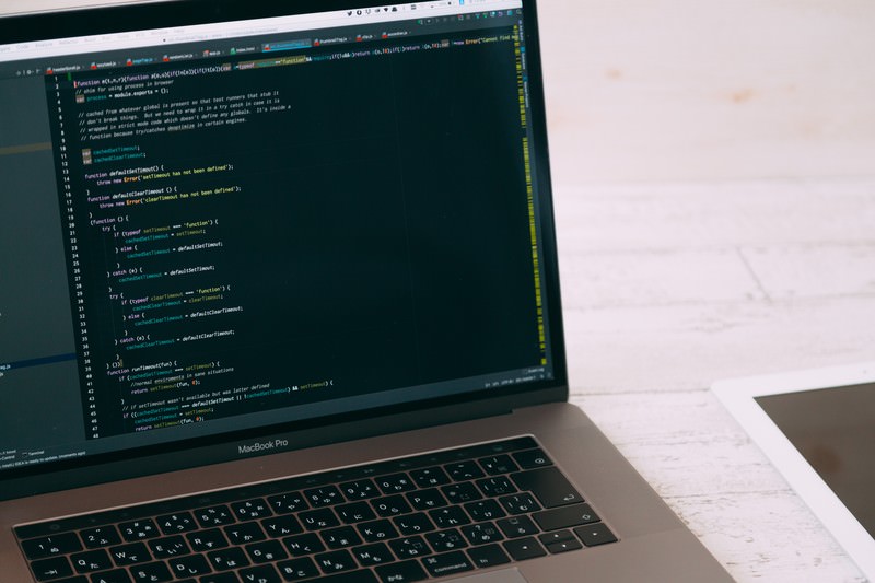 MacBookでコーディング画像